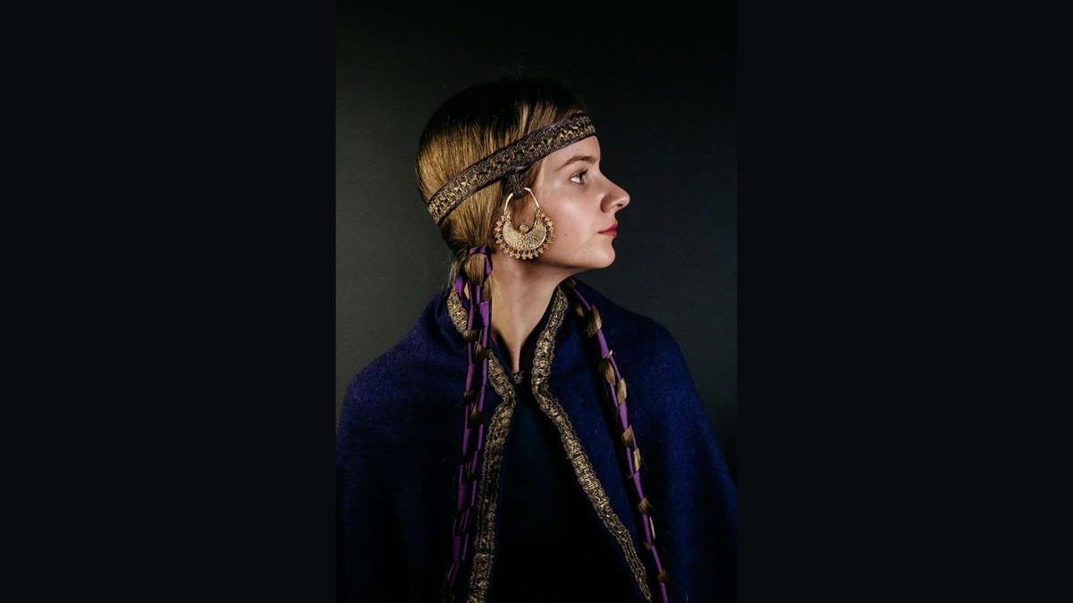 Bốn món đồ trang sức hình lưỡi liềm được người xưa chế tác từ những thỏi vàng 18 carat. Móc treo gắn kèm chứng tỏ chúng dùng để làm trang sức hoặc phụ kiện trên quần áo.