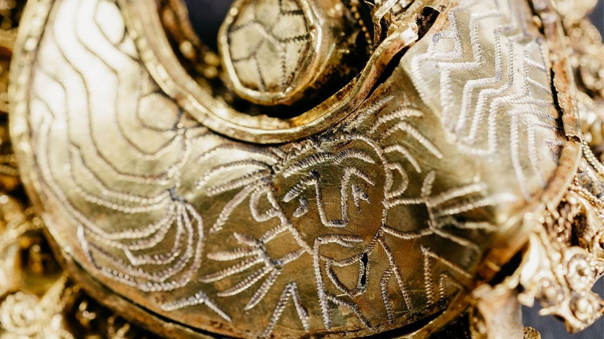 Theo các chuyên gia tại bảo tàng Bảo tàng Cổ vật Quốc gia Hà Lan, số đồ trang sức bằng vàng trên vô cùng quý hiếm. Đến nay, giới chuyên gia chỉ tìm thấy 3 cổ vật tương tự ở Hà Lan. Các nhà nghiên cứu suy đoán hai mảnh lá vàng có thể thuộc cùng một món trang sức cài tóc.