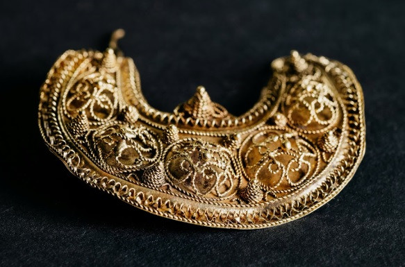 Theo các chuyên gia, những trang sức bằng vàng được chế tác vào nửa đầu thế kỷ 11 trong khi số tiền xu được đúc vào thế kỷ 13. Điều này có nghĩa kho báu thuộc về một người giàu có và quyền lực sống vào những năm 1200 hoặc muộn hơn. Chủ nhân kho báu có thể là một nữ bá tước.