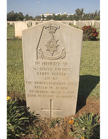 Thế nhưng, sau khi tiểu thuyết "Harry Potter" được giới thiệu lần đầu đến công chúng năm 1997, ngôi mộ của Harry Potter khiến nhiều người tò mò và tìm hiểu cuộc đời của người lính trùng tên với nhân vật trong bộ tiểu thuyết ăn khách. Nơi an nghỉ của ông cũng được nhiều người biết đến.