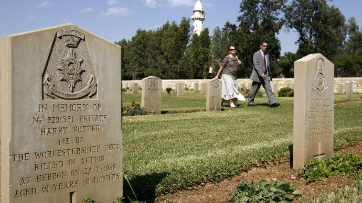 Để được nhập ngũ, Harry Potter đã nói dối về tuổi của mình khi khai tăng thêm 1 tuổi.