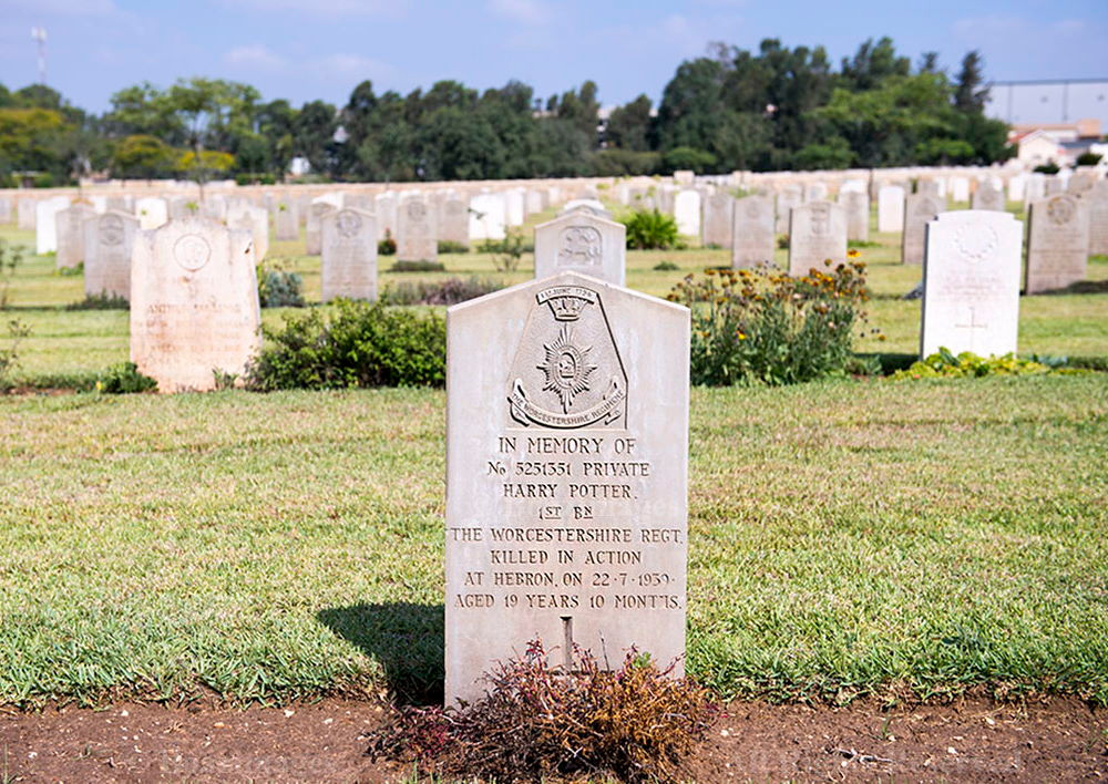 Nhà văn JK. Rowling nổi tiếng thế giới với bộ tiểu thuyết ăn khách có tựa đề "Harry Potter". Nhận vật chính của bộ tiểu thuyết này là Harry Potter. Nhiều người cứ ngỡ chỉ có nhân vật Harry Potter hư cấu trong tiểu thuyết mà không hay biết ngoài đời thật có một người đàn ông tên như vậy. Ngôi mộ của Harry Potter nằm tại một nghĩa trang ở Ramle, Israel.