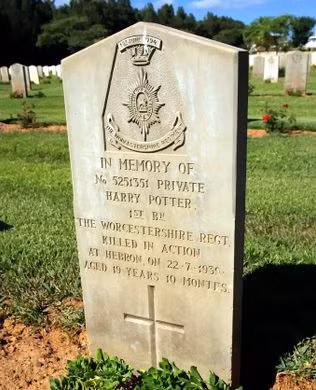 Trong lần làm nhiệm vụ vào ngày 22/7/1939, đơn vị của Harry Potter có cuộc đụng độ với một băng nhóm Ả Rập có vũ trang. Khi ấy, Harry Potter thiệt mạng trong vụ đụng độ cam go, ác liệt.