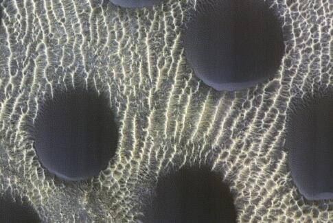 Trước đây, camera độ phân giải cao HiRISE của tàu quỹ đạo do thám sao Hỏa (MRO) đã chụp được một số hình ảnh về các đụn cát trên sao Hỏa. Theo đó, các đụn cát có nhiều hình dạng và kích cỡ đa dạng.