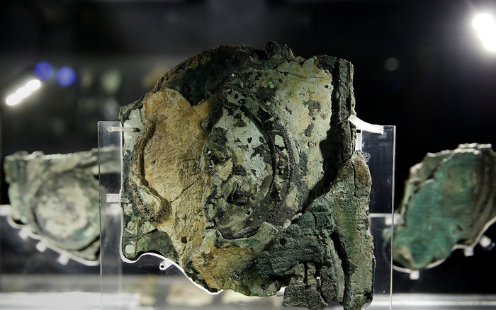 Antikythera được xem là cỗ máy tính cổ nhất thế giới. Theo các chuyên gia, cỗ máy này bị mất 2/3 bộ phận khiến việc giải mã cách thức hoạt động của nó trở nên khó khăn. Hiện giới nghiên cứu mới tìm được 82 mảnh vỡ riêng biệt của cổ máy này.