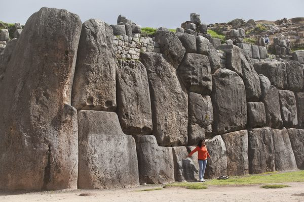 Những tàn tích của bức tường đá Sacsayhuaman có từ thời điểm trước Đế chế Inca nằm ở vùng ngoại ô phía bắc phố cổ Cusco, Peru trở thành bí ẩn lớn đối với nhân loại. Đến nay, giới nghiên cứu vẫn đang nỗ lực giải mã kỹ thuật ghép đá của người xưa.