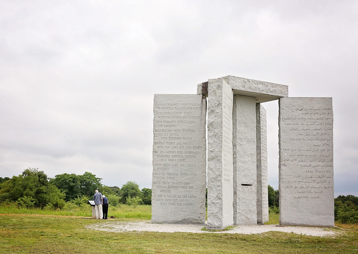 Bên trên các phiến đá của Georgia Guidestones có chạm khắc những thông điệp về bảo tồn nhân loại bằng 12 ngôn ngữ. Trong đó, có phiến đá có khắc nội dung kêu gọi “đoàn kết nhân loại với một ngôn ngữ sống mới” và giữ dân số toàn cầu dưới 500 triệu người.