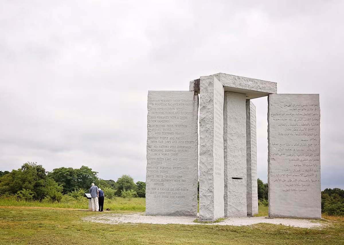 Bên trên các phiến đá của Georgia Guidestones có chạm khắc những thông điệp về bảo tồn nhân loại bằng 12 ngôn ngữ. Trong đó, có phiến đá có khắc nội dung kêu gọi “đoàn kết nhân loại với một ngôn ngữ sống mới” và giữ dân số toàn cầu dưới 500 triệu người.