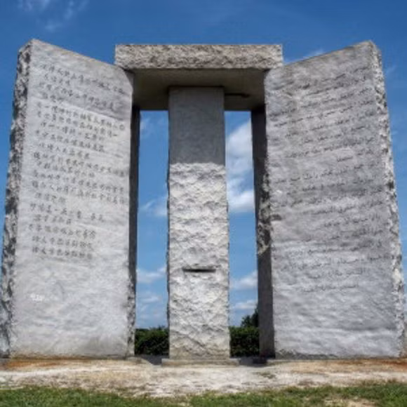 Vào năm 1980, công trình đá Georgia Guidestones được xây dựng ở bang Georgia, Mỹ. Chúng nằm tại một cánh đồng lớn, bao gồm những tấm đá lớn cao khoảng 5,7m. Mỗi tảng đá có khắc chữ lên trên và dựng xoay quanh một trụ đá. Bên trên, một tấm đá nữa được đặt nằm ngang trên các tấm đá kia.