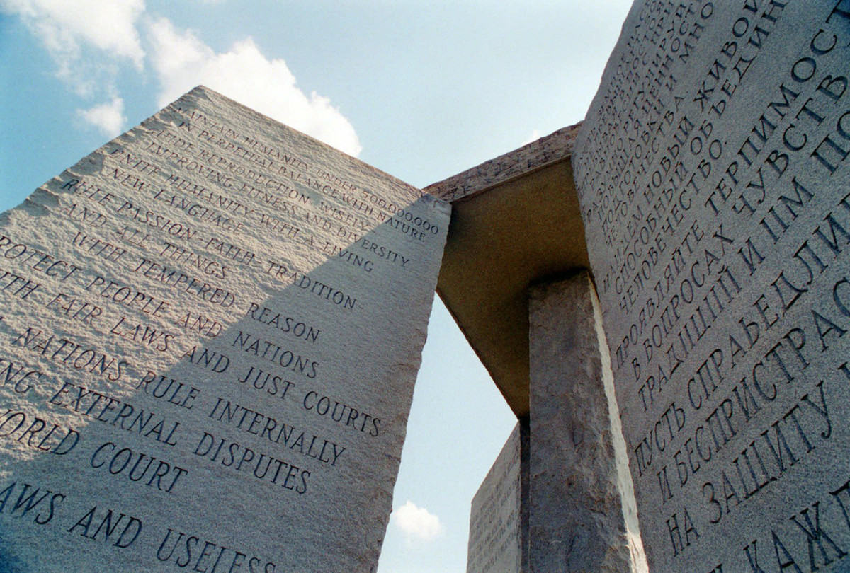Không những vậy, Georgia Guidestones còn có chức năng như lịch thiên văn, theo đó, vào giữa trưa mỗi ngày, nắng mặt trời sẽ chiếu qua một lỗ nhỏ trên công trình và chiếu vào ngày được khắc trên đá.