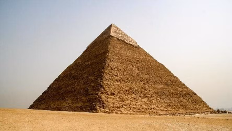 Sau khi hoàn thành, công trình có chiều cao 146m. Tuy nhiên, trải qua nhiều thế kỷ, đại kim tự tháp Giza hiện cao khoảng 139m.