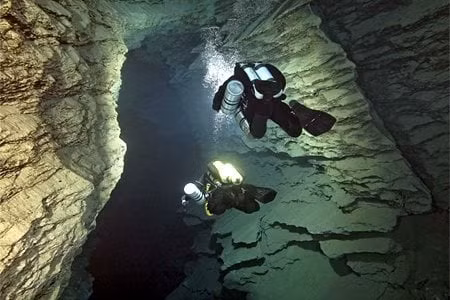 Tổng diện tích của hồ nước ngầm ước tính là khoảng 2 ha. Với kích thước này, diện tích của hồ lớn hơn cả Lost Sea - hồ nước ngầm không nằm dưới băng lớn nhất Mỹ và lớn thứ hai thế giới với diện tích ước tính 1,8 ha.