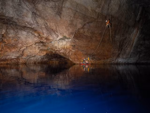 Nước hồ hoàn toàn trong vắt và tồn tại sự sống dưới dạng những sinh vật giống giun và tôm nhỏ.