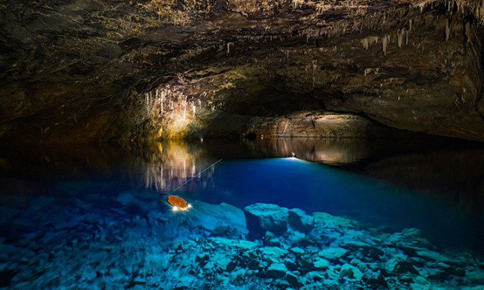 Một hang động ngập nước mang tên Hơi thở rồng (Dragon's Breath) nằm sâu bên dưới Namibia. Hang động này là nơi tồn tại hồ nước dưới lòng đất lớn nhất thế giới.