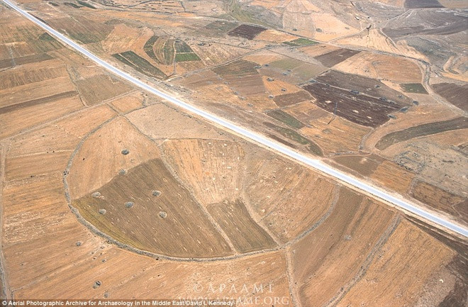 Họ cố gắng tìm kiếm các manh mối, bằng chứng giúp làm sáng tỏ ai là người tạo ra những vòng tròn đá này và mục đích là gì.