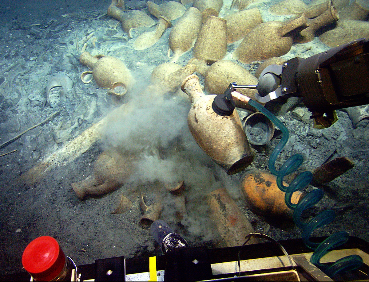 Điều này khiến giới nghiên cứu vô cùng tò mò vì sao những xác tàu đắm ở dưới đáy Biển Đen còn gần như vẹn nguyên thay vì bị phân hủy khá nghiêm trọng như những xác tàu ở các vùng biển khác.