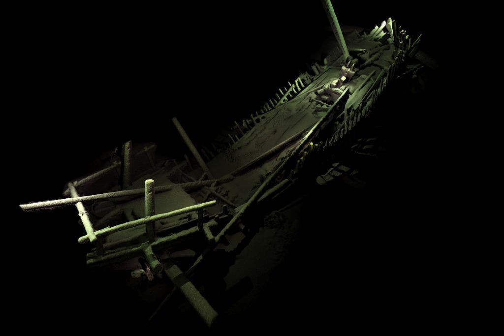 Bên dưới đáy Biển Đen, các chuyên gia đã phát hiện "nghĩa địa" xác tàu đắm. Họ đã tìm thấy hàng trăm xác tàu đắm nguyên vẹn có niên đại từ vài trăm cho đến hàng ngàn năm tuổi.