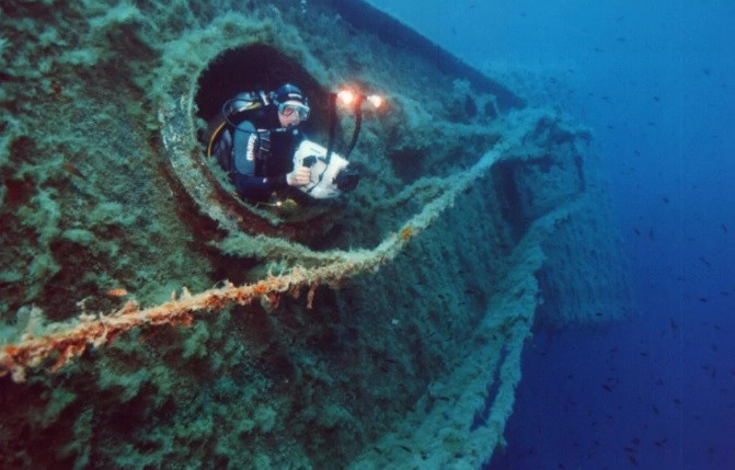 Vậy nên, khi xác tàu chìm xuống đáy Biển Đen, các vật liệu hữu cơ trên các tàu sẽ không bị các sinh vật biển phân hủy theo năm tháng. Nguyên do là bởi ở dưới đáy Biển Đen chỉ có những vi khuẩn kỵ khí (tức vi khuẩn không cần oxy) có thể sống sót. Nhờ đó, những xác tàu đắm ở Biển Đen nguyên vẹn theo thời gian.