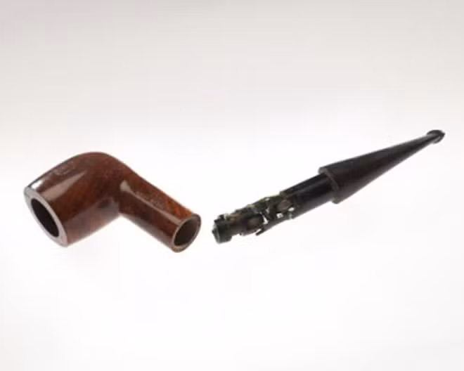 Bảo tàng CIA ở thủ đô Washington DC trưng bày hàng trăm hiện vật là những "bảo bối" từng được điệp viện Mỹ sử dụng. Trong ảnh là máy thu thanh giấu trong tẩu thuốc được điệp viên của CIA sử dụng trong những năm 1960.