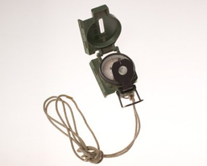 La bàn được trang bị thêm kính lúp phía dưới giúp điệp viên phóng to ký tự siêu nhỏ khi làm nhiệm vụ. Thiết bị này có vỏ được chế tạo từ nhôm và kim phản quang có độ chính xác cao.