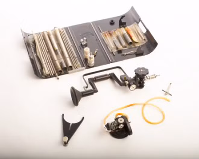 Chi tiết bộ dụng cụ khoan quay tay được điệp viên CIA mang theo khi làm nhiệm vụ vào những năm 1950. Họ sử dụng bộ dụng cụ này để khoan lỗ vào tường rồi giấu máy thu âm bí mật để ghi âm các cuộc trò chuyện của đối phương.