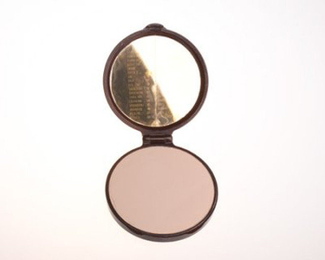 Chiếc gương đặc biệt của điệp viên CIA. Khi sử dụng nó, các điệp viên chỉ cần nghiêng về góc phải thì sẽ đọc được những thông điệp được mã hóa.