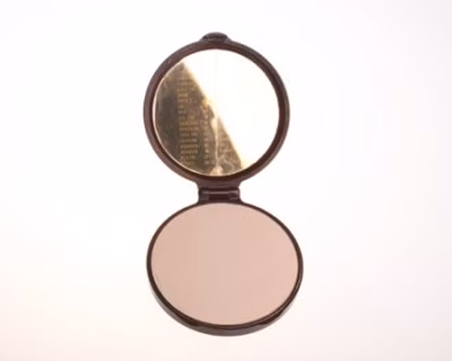 Chiếc gương đặc biệt của điệp viên CIA. Khi sử dụng nó, các điệp viên chỉ cần nghiêng về góc phải thì sẽ đọc được những thông điệp được mã hóa.