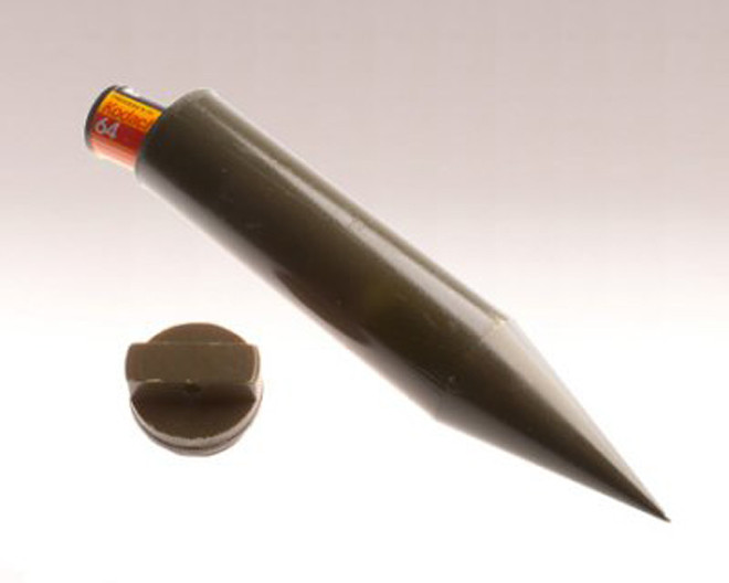 CIA đã phát minh ra một chiếc đinh rỗng. Theo đó, bên trong chiếc đinh này có khoang rỗng để chứa phim hoặc tài liệu siêu nhỏ. "Bảo bối" này được các điệp viên Mỹ sử dụng trong những năm 1960. Họ thường đóng những chiếc đinh đặc biệt này xuống lòng đất tại địa điểm giao hẹn từ trước. Theo đó, nhân viên trong tổ chức sẽ đến lấy chiếc đinh và nhận được những tài liệu bên trong.