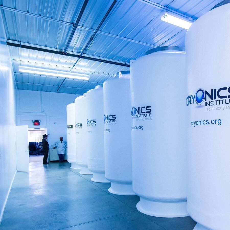 Sau khi hoàn thành các bước trong quy trình đông lạnh thi thể, người quá cố sẽ được đặt vào trong một căn buồng giống như một “bình giữ nhiệt khổng lồ”.