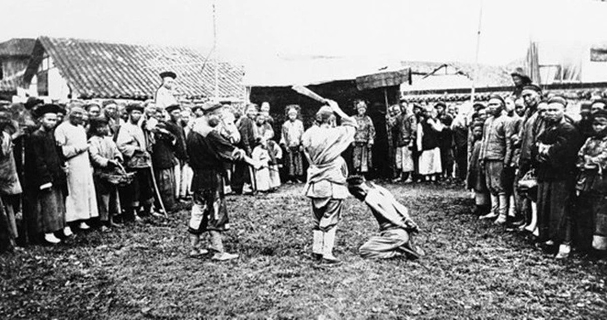 Theo quan niệm dân gian, những người làm nghề đao phủ liên quan đến sự sống - cái chết của con người. Trên tay tính máu của nhiều người dù họ là những kẻ phạm tội nghiêm trọng.