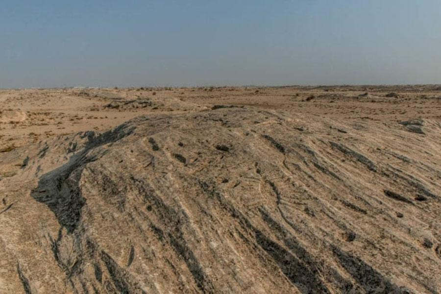 Tuy nhiên, một số người khác cho rằng, cặp hàng lỗ song song, mỗi hàng 7 lỗ có thể là bàn bói toán hoặc là nơi lưu trữ ngọc trai hay thống tính toán thời gian, thủy triều…