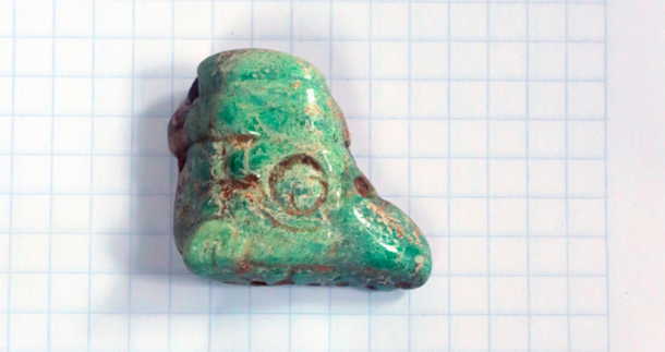 Các bức tường trong ngôi mộ được trang trí bằng một số tượng đá màu xanh lá cây.