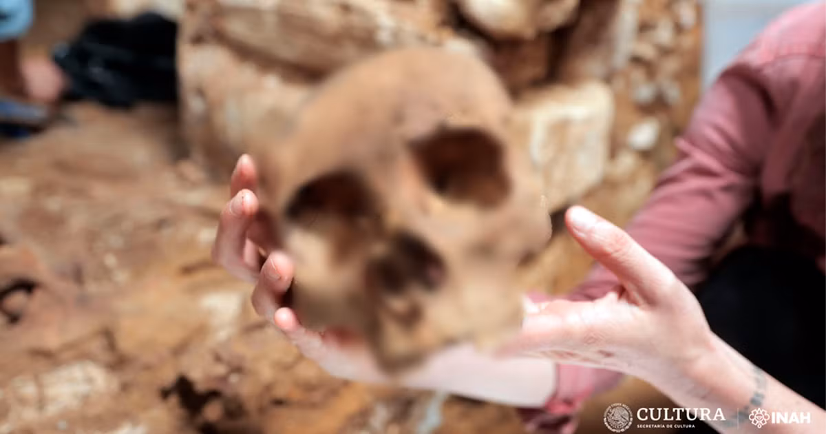 Trong cuộc khai quật tại Palenque - thành phố của người Maya hiện thuộc bang Chiapas, Mexico, các nhà khảo cổ đã phát hiện một ngôi mộ cổ. Bên trong mộ cổ có chứa một bộ hài cốt hoàn chỉnh, được đặt ngửa và hướng về phía Bắc. Theo các chuyên gia, việc phát hiện mộ cổ này hé lộ cách chôn cất giới thượng lưu Maya.