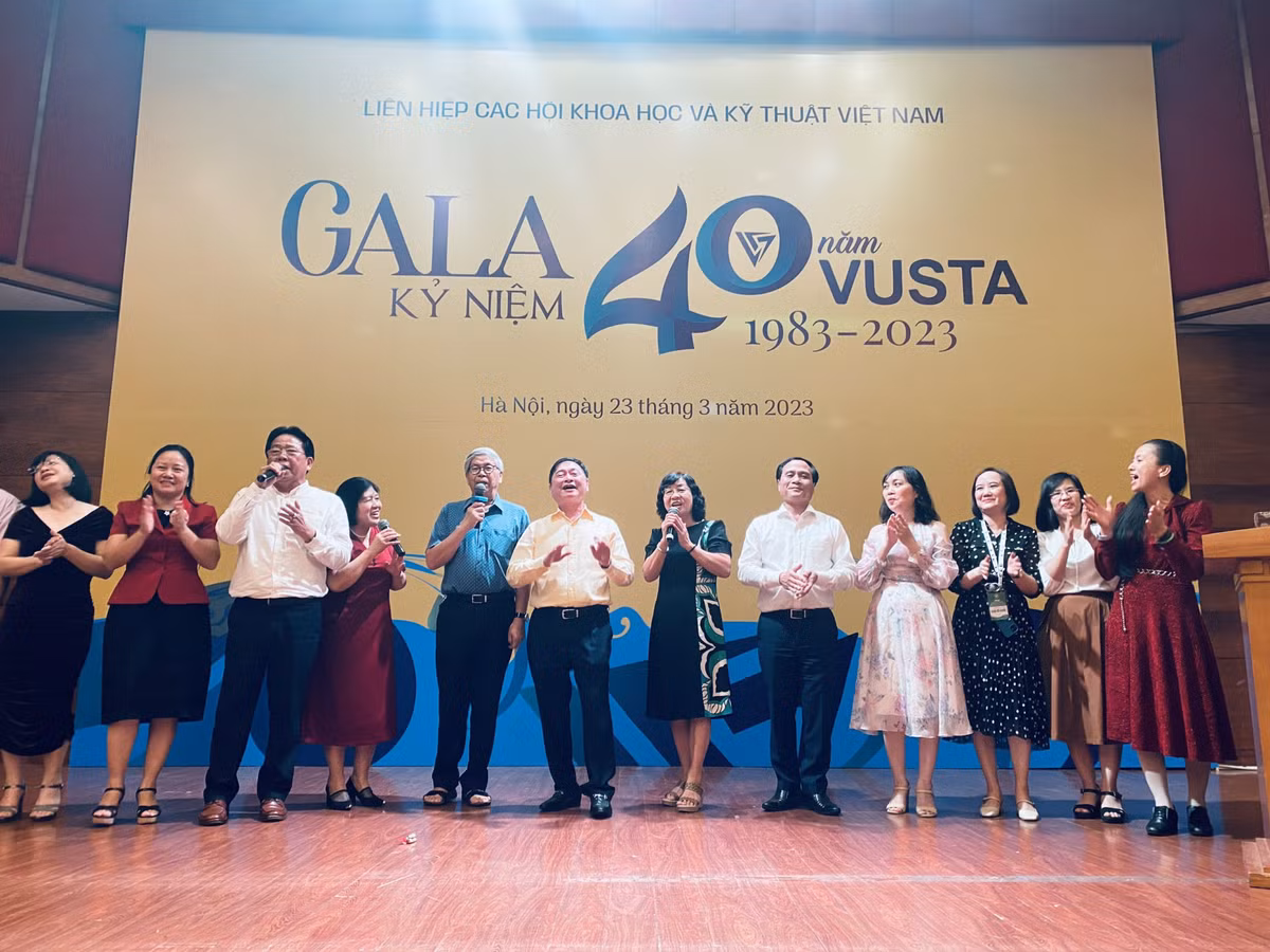 Gala van nghe Chao mung Ky niem 40 nam thanh lap Lien hiep Hoi Viet Nam-Hinh-4
