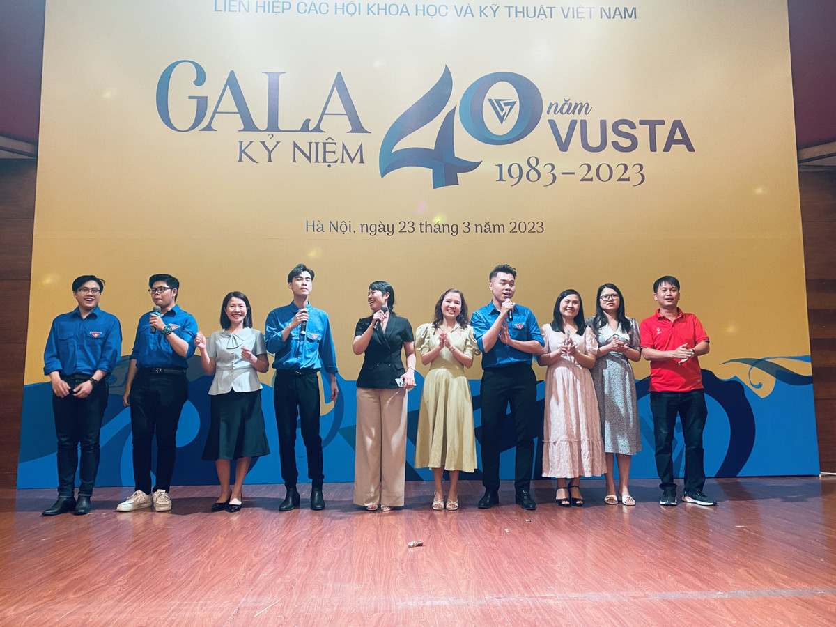 Gala van nghe Chao mung Ky niem 40 nam thanh lap Lien hiep Hoi Viet Nam-Hinh-5