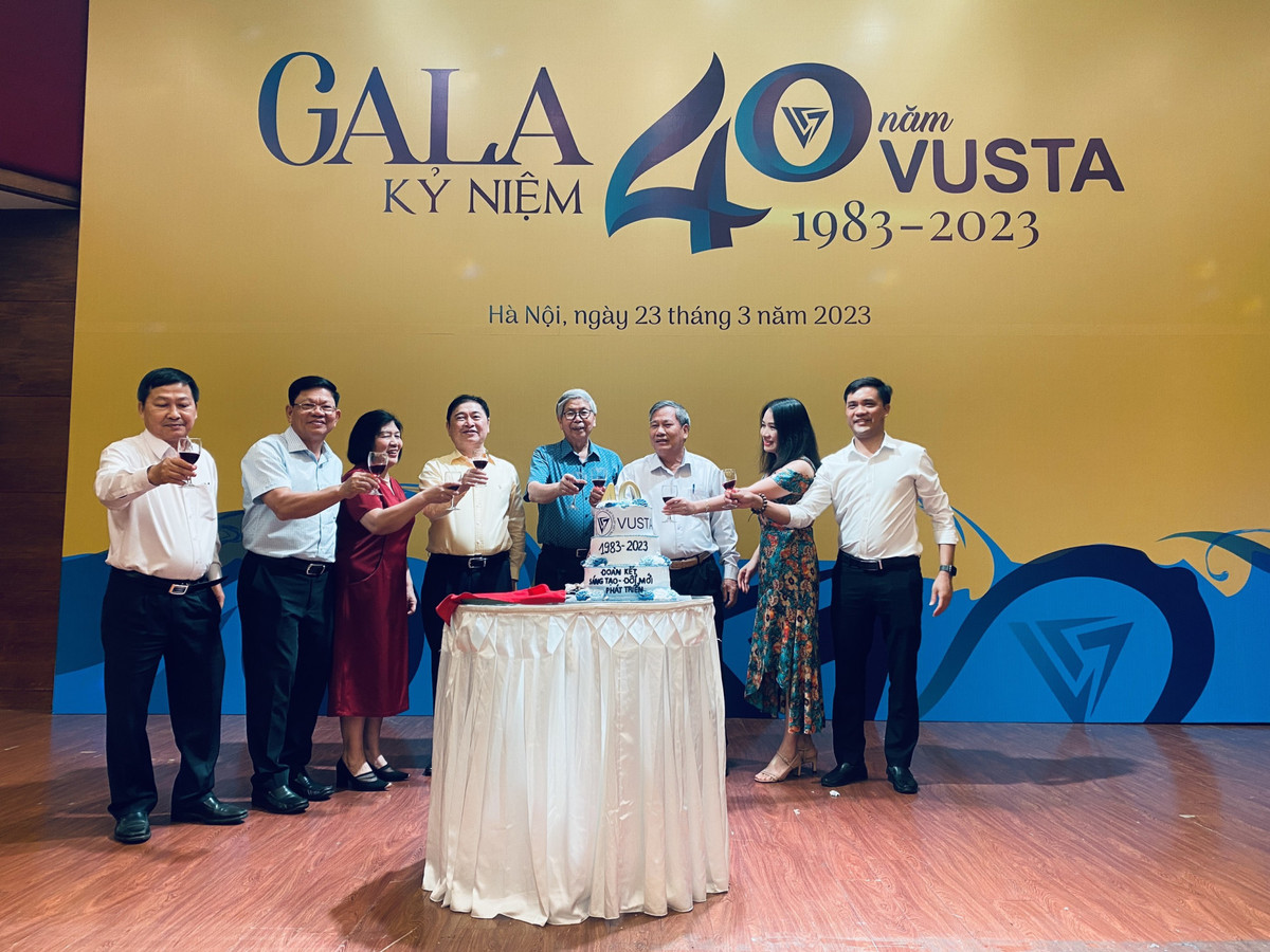 Gala van nghe Chao mung Ky niem 40 nam thanh lap Lien hiep Hoi Viet Nam-Hinh-3