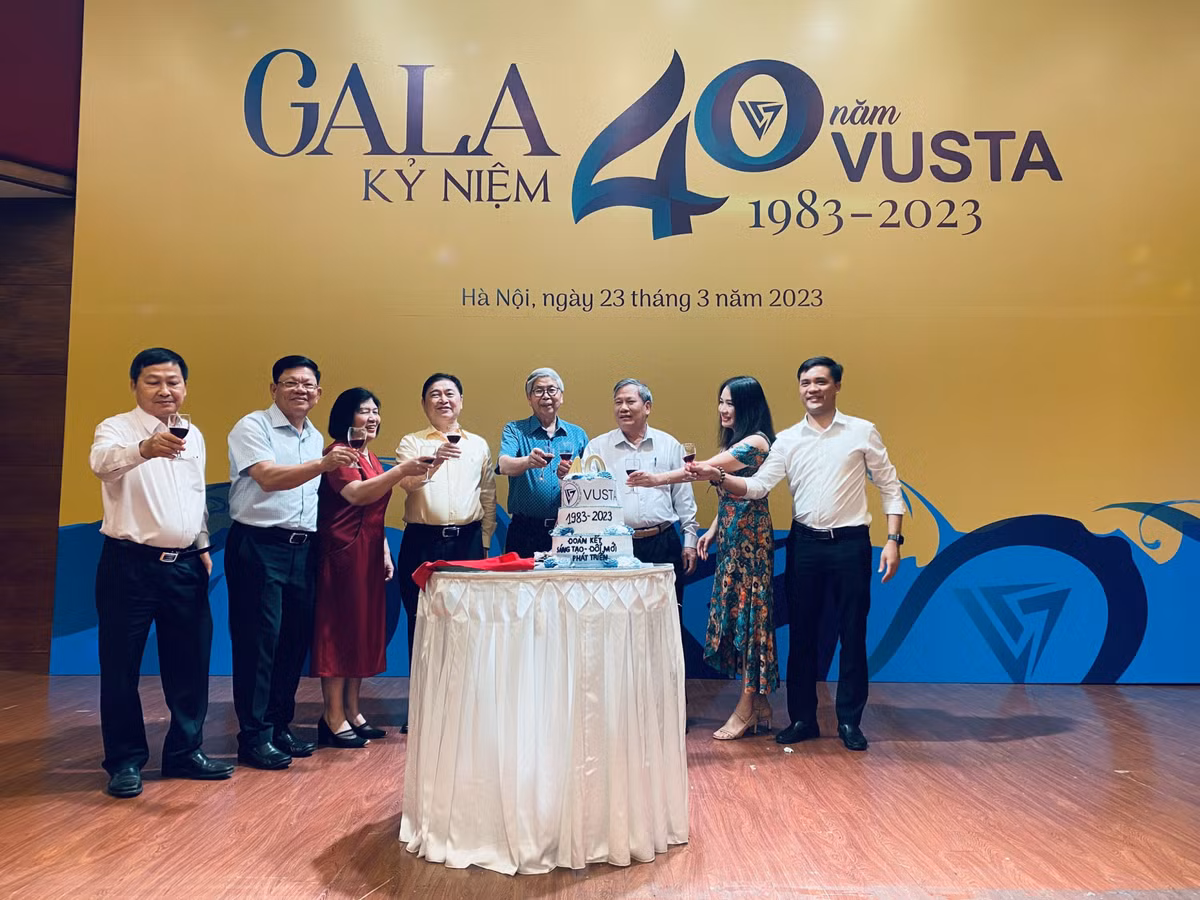 Gala van nghe Chao mung Ky niem 40 nam thanh lap Lien hiep Hoi Viet Nam-Hinh-3