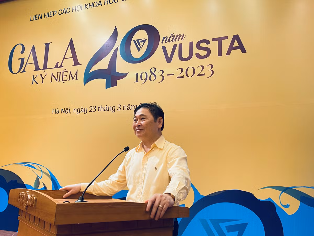 Gala van nghe Chao mung Ky niem 40 nam thanh lap Lien hiep Hoi Viet Nam