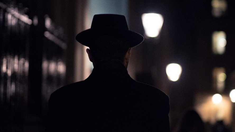 Khi bị đối phương bắt giữ, điệp viên thường bị thẩm tra, xét hỏi thông qua nhiều thiết bị hiện đại và đáng sợ. Những buổi thẩm tra này tác động lên cả tâm sinh lý và thể chất của điệp viên.