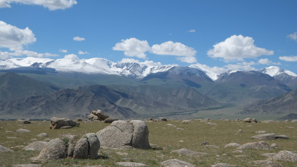 Các chuyên gia cho hay sẽ nghiên cứu sâu hơn về các cổ vật được tìm thấy trong mộ cổ trên để sớm giải mã những bí ẩn về cuộc sống của người dân ở khu vực Tân Cương khi xưa.