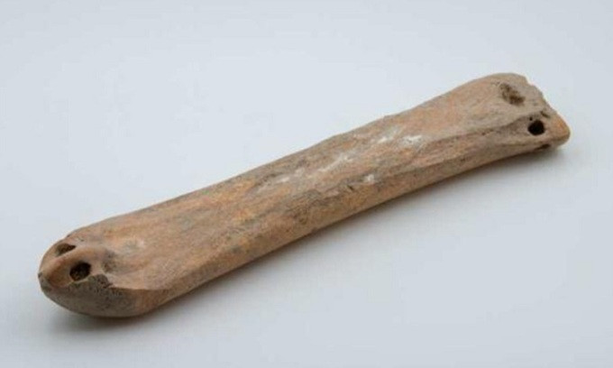 Được phát hiện gần di chỉ Cao Đài thời Đồ Đồng ở huyện Ni Lặc Khắc, Tân Cương, Trung Quốc, ngôi mộ cổ có niên đại khoảng 3.500 năm tuổi. Khi khai quật ngôi mộ này, các chuyên gia bất ngờ tìm thấy đôi giày giống giày trượt tuyết ở châu Âu thời cổ đại.