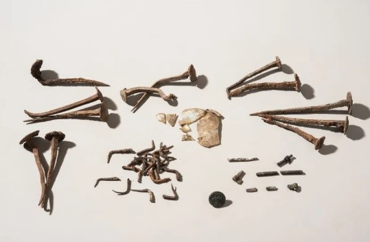 Từ những dấu vết còn sót lại, các chuyên gia nhận định người được chôn cất trong ngôi mộ cổ này là một nam giới trưởng thành. Sau khi qua đời, thi hài người đàn ông được hỏa táng và chôn cất ngay tại khu mộ.