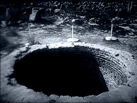 Một bí ẩn lớn khiến công chúng tò mò, mãi chưa tìm ra lời giải là hố không đáy bí ẩn ở tiểu bang Washington, Mỹ. Red Elk - thầy thuốc gốc thổ dân da đỏ kể rằng đã được bố dẫn tới xem chiếc hố từ năm 1961.