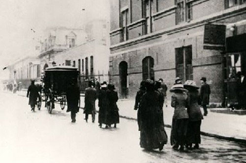 Bí ẩn không kém vụ mất tích tập thể của khoảng 300 lính Anh trên là cái chết của tướng Baron Rossmore. Vị tướng này là người gốc Scotland và chuyển đến Ireland sinh sống từ khi còn nhỏ. Là người thông minh, bản lĩnh, tướng Rossmore trở thành Tổng tư lệnh Ireland và giữ chức vụ này trong 3 năm trước khi nghỉ hưu.