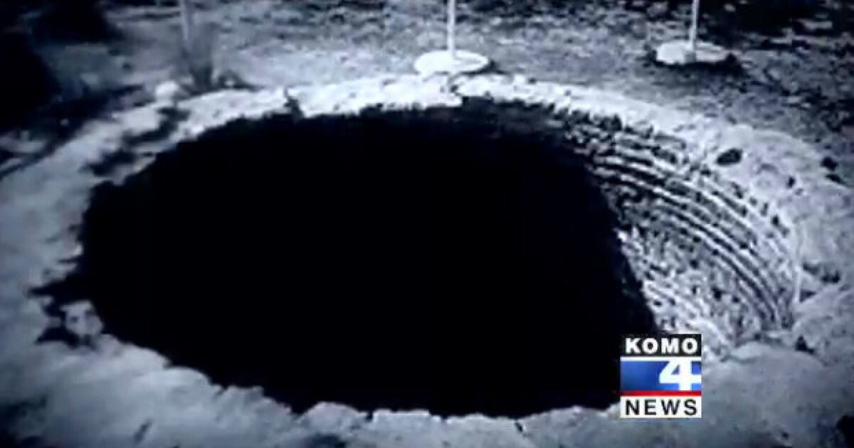 Trong những năm sau đó, ông Elk nhiều lần tới xem chiếc hố. Tại đó, ông chứng kiến nhiều hiện tượng lạ mỗi khi lại gần chiếc hố không đáy. Trong số này có việc ông từng đưa một vài con chó tới nhưng không con vật nào lại gần chiếc hố.