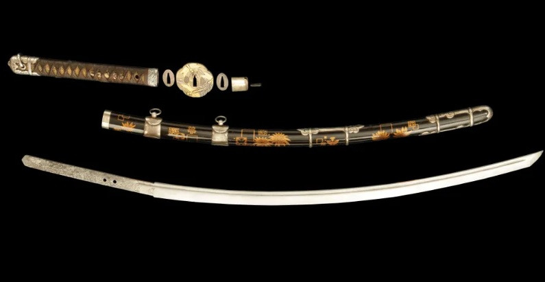 Thanh kiếm Samurai Tachi ban đầu thuộc về lãnh chúa Fukushima Masanori - một daimyo sống vào thế kỷ 16 của Nhật Bản. Lãnh chúa Fukushima đã sử dụng thanh kiếm này trong nhiều trận chiến. Trải qua nhiều thế kỷ, thanh kiếm Samurai Tachi vẫn còn nguyên vẹn.