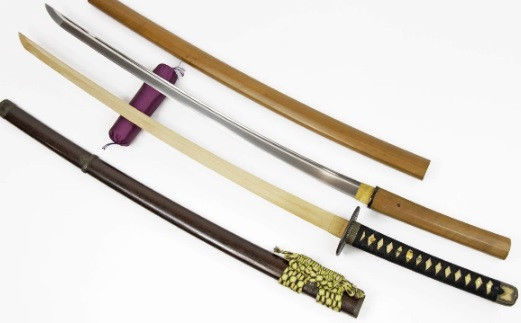 Với niên đại khoảng 600 tuổi, thanh kiếm Kantana Ko-Mihara có giá khoảng 29.000 USD (tức 6,8 tỷ đồng).