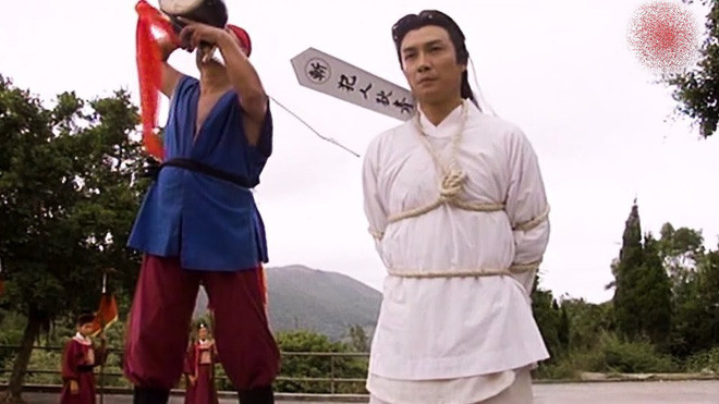 Một người đàn ông giàu có ở Bắc Kinh muốn thuê Khang Tiểu Bát về làm bảo vệ cho mình. Người này hứa trả cho y một khoản lương hậu hĩnh nên Khang Tiểu Bát nhận lời.