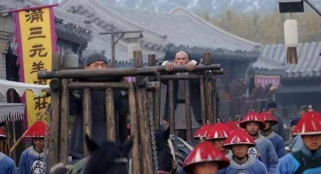 Nhà Thanh quy định tử tù bị xử lăng trì thường chịu không quá 3.600 nhát đao thì sẽ mất mạng. Thế nhưng, vì đã "đắc tội" Từ Hi Thái hậu nên Khang Tiểu Bát bị xử lăng trì với 3.784 nhát đao vào năm 1905. Theo đó, gã tử tù này có cái chết đau đớn tột cùng khi bị hành hình. Ảnh trong bài mang tính minh họa.