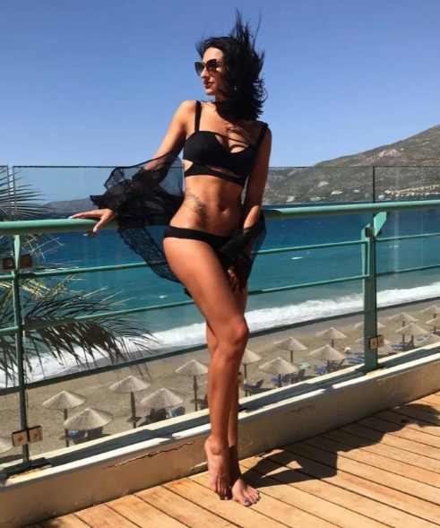 Yana Egorian sở hữu tài khoản Instagram có gần 100.000 người theo dõi. Có một giai đoạn cô thường xuyên đăng tải những bức hình quyến rũ cùng những bộ bikini.